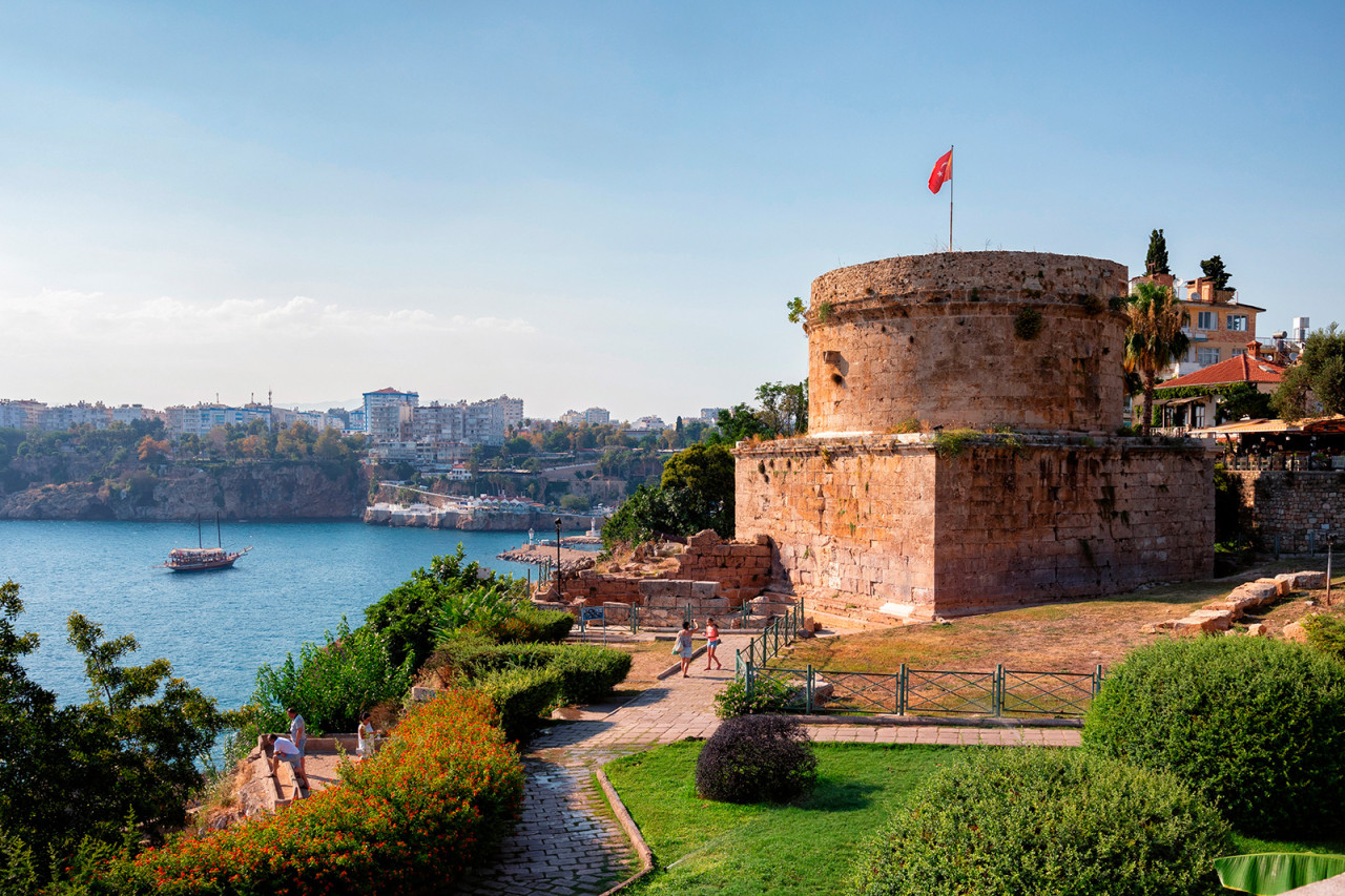 Güneydeki Antalya şehri, Akdeniz'in en popüler turistik destinasyonu olmaya devam ediyor ve bölgedeki en fazla turisti ağırlıyor